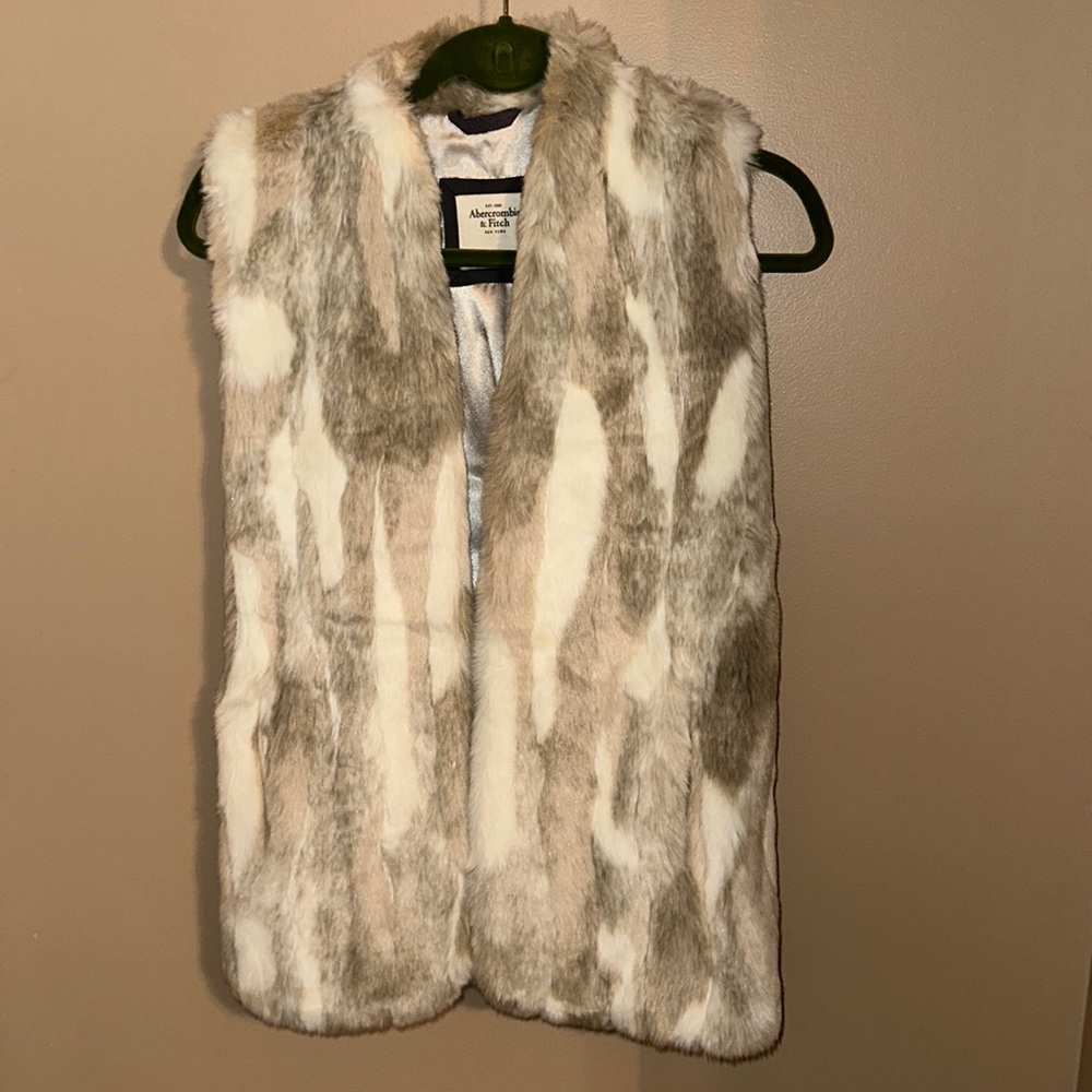 ABERCROMBIE & FITCH fur vest